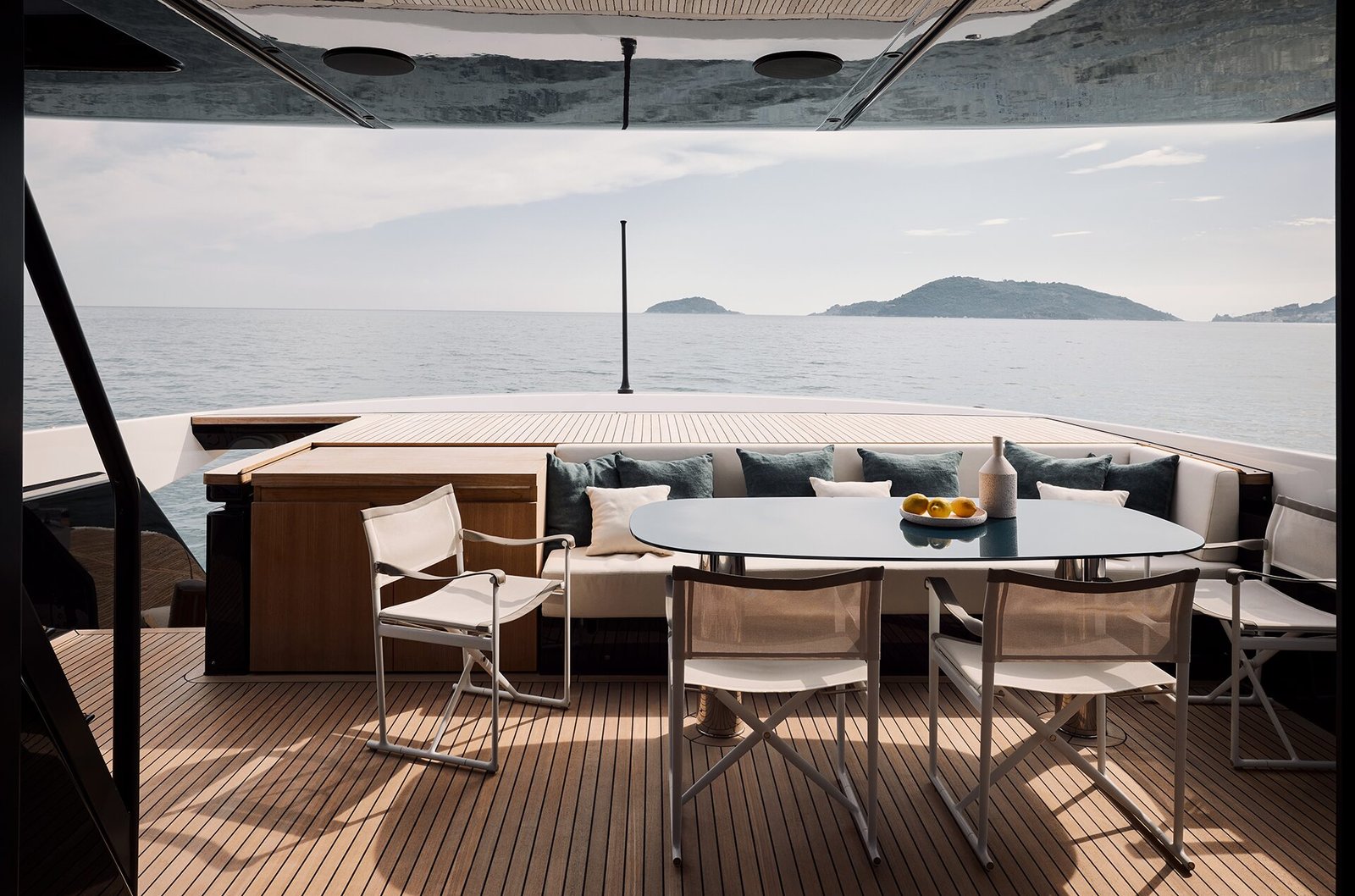 Flybridge Helm with Panoramic Views