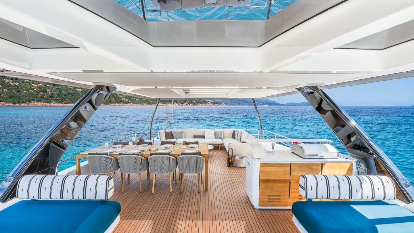 Nearly 50m² Flybridge