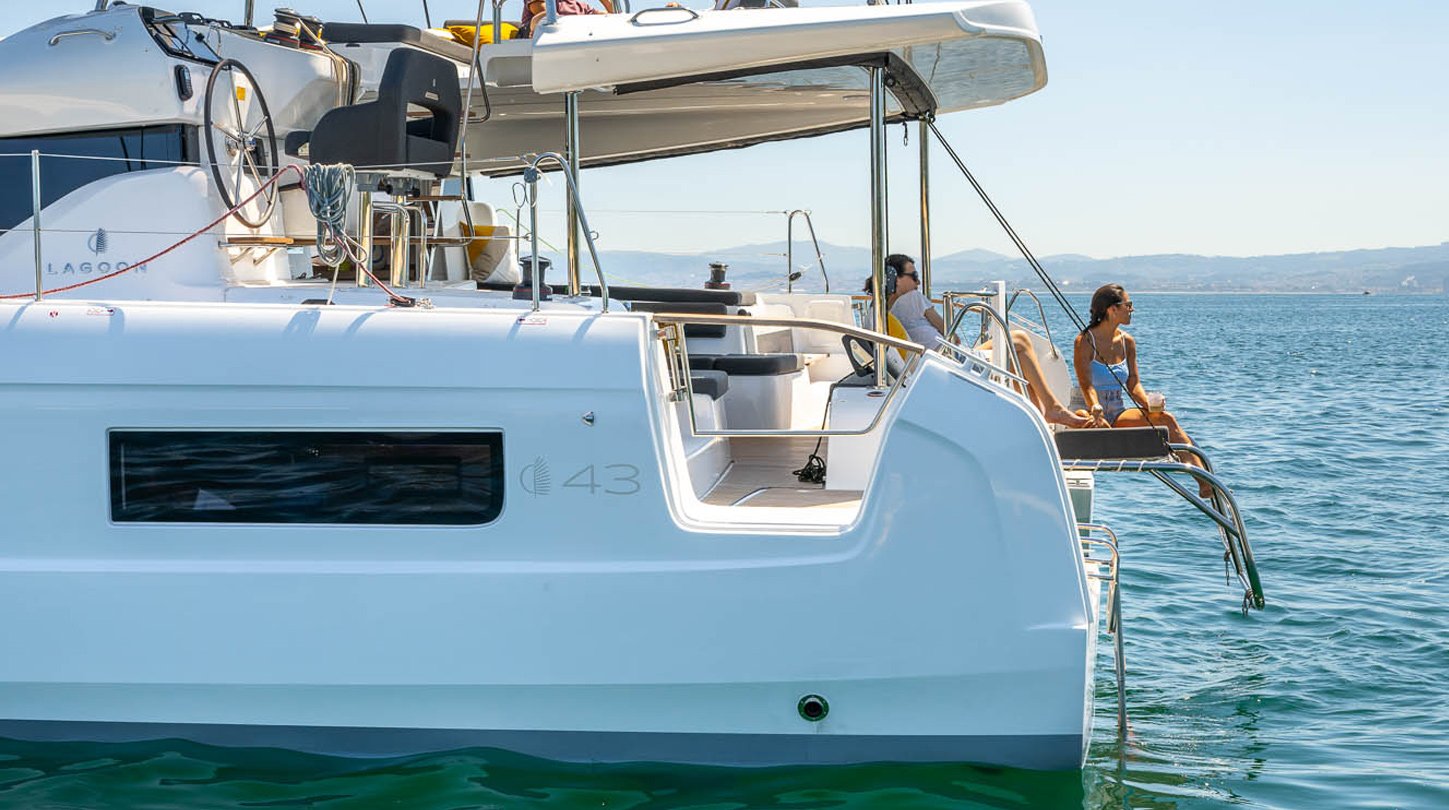 Dual Aft Entryway per Hull